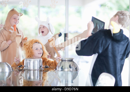 Bambini fingendo di riprodurre strumenti musicali Foto Stock