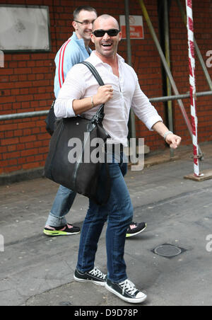 Louie Spence celebrità al di fuori della Ivy ristorante di Londra, Inghilterra - 25.03.11 Foto Stock