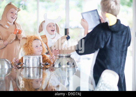 Bambini fingendo di riprodurre strumenti musicali Foto Stock