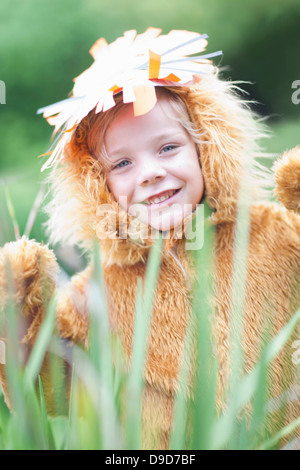 Bambino di indossare il costume di Lion Foto Stock