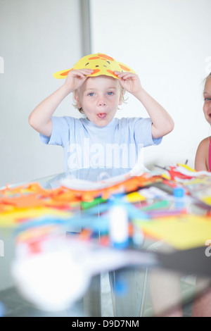 Bambini rendendo maschera party Foto Stock