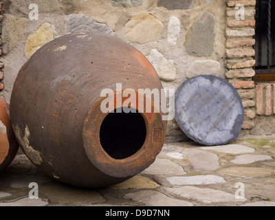 Qvevri, un tradizionale georgiano vaso di terracotta per il vino. Foto Stock