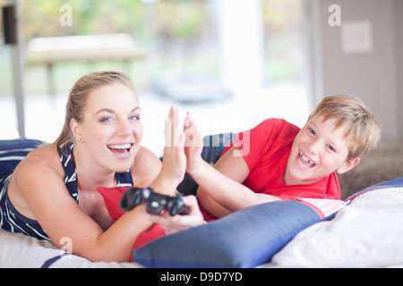 Donna e bambino i giochi per computer Foto Stock