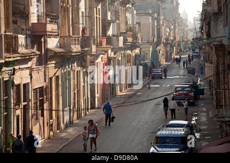 Tipica strada nel Centro Habana, Havana, Cuba, Caraibi Foto Stock