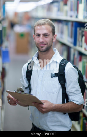 Giovane Azienda appunti in biblioteca Foto Stock