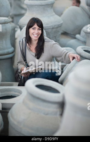 Che si occupano di vendite nella fabbrica di ceramica Foto Stock