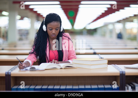 Studentessa studiare in biblioteca Foto Stock