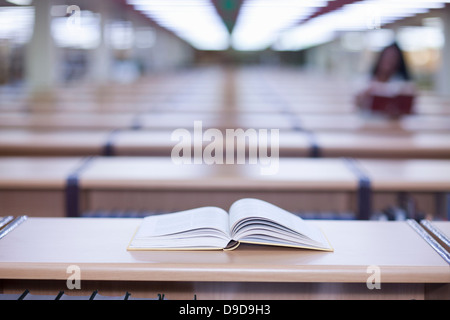 Libro aperto sulla scrivania in biblioteca Foto Stock