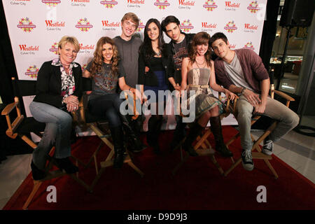 Chandler Massey, Camila Banus, e Francisco San Martin, Judy Evans, Kate Mansi, Molly Burnett, e Casey Deidrick membri del cast di sapone TV 'giorni della nostra vita" crea un agitare personalizzata denominata 'Days quarantacinquesimo anniversario Shake' costituito da fragole, banana, e noce di cocco in milioni di frappè di Culver City Westfield Mall. In uno sforzo per sostenere coloro che sono stati influenzati dall'uragano Katrina e la ricostruzione di New Orleans, il San Bernardo progetto riceverà il 50% del ricavato della vendita di ogni shake venduto in milioni di frappè negozi. Culver City, California - 26.03.11 Foto Stock