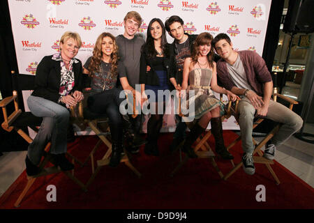 Chandler Massey, Camila Banus, e Francisco San Martin, Judy Evans, Kate Mansi, Molly Burnett, e Casey Deidrick membri del cast di sapone TV 'giorni della nostra vita" crea un agitare personalizzata denominata 'Days quarantacinquesimo anniversario Shake' costituito da fragole, banana, e noce di cocco in milioni di frappè di Culver City Westfield Mall. In uno sforzo per sostenere coloro che sono stati influenzati dall'uragano Katrina e la ricostruzione di New Orleans, il San Bernardo progetto riceverà il 50% del ricavato della vendita di ogni shake venduto in milioni di frappè negozi. Culver City, California - 26.03.11 Foto Stock