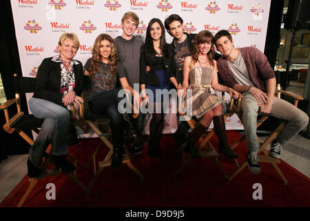 Chandler Massey, Camila Banus, e Francisco San Martin, Judy Evans, Kate Mansi, Molly Burnett, e Casey Deidrick membri del cast di sapone TV 'giorni della nostra vita" crea un agitare personalizzata denominata 'Days quarantacinquesimo anniversario Shake' costituito da fragole, banana, e noce di cocco in milioni di frappè di Culver City Westfield Mall. In uno sforzo per sostenere coloro che sono stati influenzati dall'uragano Katrina e la ricostruzione di New Orleans, il San Bernardo progetto riceverà il 50% del ricavato della vendita di ogni shake venduto in milioni di frappè negozi. Culver City, California - 26.03.11 Foto Stock