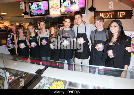 Judy Evans, Molly Burnett, Tamara Braun, Arianne Zucker, Kate Mansi, Francisco San Martin, Casey Deidrick, Chandler Massey e Camila Banus membri del cast di sapone TV 'giorni della nostra vita" crea un agitare personalizzata denominata 'Days quarantacinquesimo anniversario Shake' costituito da fragole, banana, e noce di cocco in milioni di frappè di Culver City Westfield Mall. In uno sforzo per sostenere coloro che sono stati influenzati dall'uragano Katrina e la ricostruzione di New Orleans, il San Bernardo progetto riceverà il 50% del ricavato della vendita di ogni shake venduto in milioni di frappè negozi. Culver City, Foto Stock