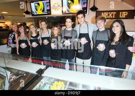 Judy Evans, Molly Burnett, Tamara Braun, Arianne Zucker, Kate Mansi, Francisco San Martin, Casey Deidrick, Chandler Massey e Camila Banus membri del cast di sapone TV 'giorni della nostra vita" crea un agitare personalizzata denominata 'Days quarantacinquesimo anniversario Shake' costituito da fragole, banana, e noce di cocco in milioni di frappè di Culver City Westfield Mall. In uno sforzo per sostenere coloro che sono stati influenzati dall'uragano Katrina e la ricostruzione di New Orleans, il San Bernardo progetto riceverà il 50% del ricavato della vendita di ogni shake venduto in milioni di frappè negozi. Culver City, Foto Stock