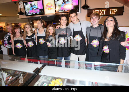 Judy Evans, Molly Burnett, Tamara Braun, Arianne Zucker, Kate Mansi, Francisco San Martin, Casey Deidrick, Chandler Massey e Camila Banus membri del cast di sapone TV 'giorni della nostra vita" crea un agitare personalizzata denominata 'Days quarantacinquesimo anniversario Shake' costituito da fragole, banana, e noce di cocco in milioni di frappè di Culver City Westfield Mall. In uno sforzo per sostenere coloro che sono stati influenzati dall'uragano Katrina e la ricostruzione di New Orleans, il San Bernardo progetto riceverà il 50% del ricavato della vendita di ogni shake venduto in milioni di frappè negozi. Culver City, Foto Stock