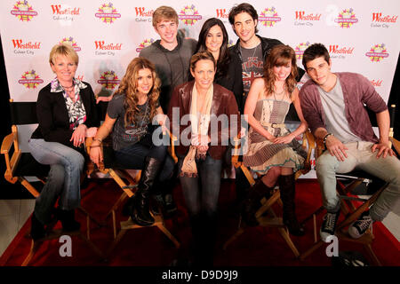 Chandler Massey, Camila Banus, e Francisco San Martin, Judy Evans, Kate Mansi, Molly Burnett, e Casey Deidrick membri del cast di sapone TV 'giorni della nostra vita" crea un agitare personalizzata denominata 'Days quarantacinquesimo anniversario Shake' costituito da fragole, banana, e noce di cocco in milioni di frappè di Culver City Westfield Mall. In uno sforzo per sostenere coloro che sono stati influenzati dall'uragano Katrina e la ricostruzione di New Orleans, il San Bernardo progetto riceverà il 50% del ricavato della vendita di ogni shake venduto in milioni di frappè negozi. Culver City, California - 26.03.11 Foto Stock