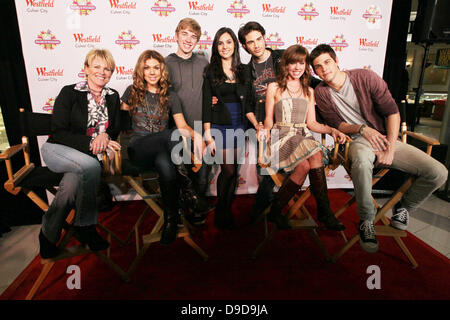 Chandler Massey, Camila Banus, e Francisco San Martin, Judy Evans, Kate Mansi, Molly Burnett, e Casey Deidrick membri del cast di sapone TV 'giorni della nostra vita" crea un agitare personalizzata denominata 'Days quarantacinquesimo anniversario Shake' costituito da fragole, banana, e noce di cocco in milioni di frappè di Culver City Westfield Mall. In uno sforzo per sostenere coloro che sono stati influenzati dall'uragano Katrina e la ricostruzione di New Orleans, il San Bernardo progetto riceverà il 50% del ricavato della vendita di ogni shake venduto in milioni di frappè negozi. Culver City, California - 26.03.11 Foto Stock