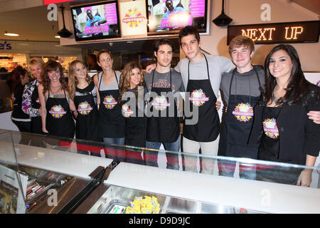 Judy Evans, Molly Burnett, Tamara Braun, Arianne Zucker, Kate Mansi, Francisco San Martin, Casey Deidrick, Chandler Massey e Camila Banus membri del cast di sapone TV 'giorni della nostra vita" crea un agitare personalizzata denominata 'Days quarantacinquesimo anniversario Shake' costituito da fragole, banana, e noce di cocco in milioni di frappè di Culver City Westfield Mall. In uno sforzo per sostenere coloro che sono stati influenzati dall'uragano Katrina e la ricostruzione di New Orleans, il San Bernardo progetto riceverà il 50% del ricavato della vendita di ogni shake venduto in milioni di frappè negozi. Culver City, Foto Stock