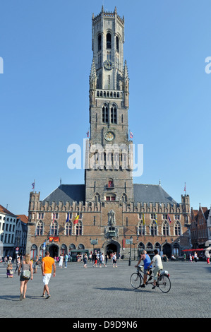 Il Campanile in piazza del mercato di Bruges, contro un cielo azzurro, Belgio, Europa. Foto Stock