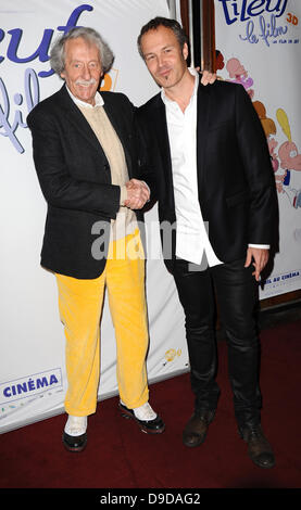 Jean Rochefort e Zep anteprima 3D lo screening di 'Titeuf' a Le Grand Rex Cinema arrivi - Parigi, Francia - 26.03.11 Foto Stock