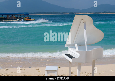 Il pianoforte sulla spiaggia Foto Stock