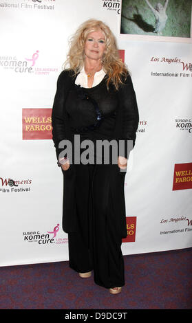 Connie Stevens arriva al 'Salvataggio di grazia B. Jones a screening Laemmle's Sunset 5 Teatro. West Hollywood, California - 26.03.11 Foto Stock