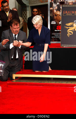 Dame Helen Mirren è onorato con una mano e il footprint cerimonia al Grauman's Chinese Theatre di Los Angeles, California - 28.03.11 Foto Stock