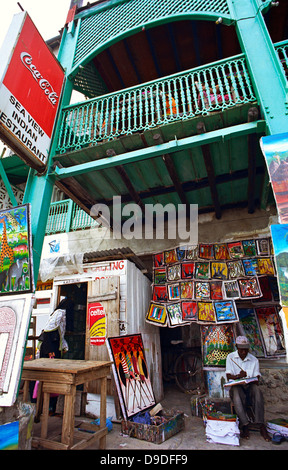 Artista Osmani Kondo siede vendita del lavoro su Mizingani Street si dedica alla pittura 7 anni ha vissuto nella città di pietra 20 didascalia audio: Foto Stock