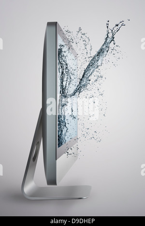 Schermo di computer con spruzzi di acqua sullo schermo Foto Stock