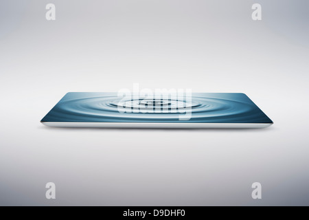 Tavoletta digitale con acqua ripple sullo schermo Foto Stock