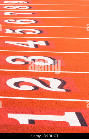 I numeri sulla pista per la corsa nel campo sportivo Foto Stock