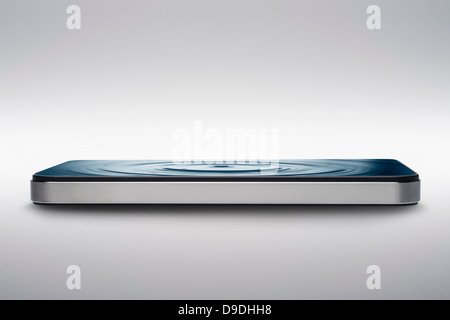 Smart phone con acqua ripple sullo schermo Foto Stock
