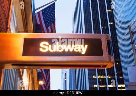 Illuminato segno della metropolitana di New York City, Stati Uniti d'America Foto Stock
