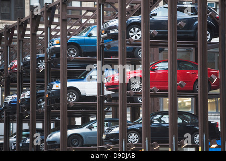 Auto parcheggiate in automatico di parcheggio Foto Stock