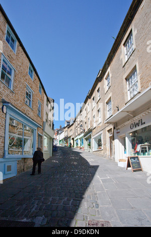 La variegata selezione di negozi indipendenti sulla storica Catherine Hill a Frome, Somerset, Inghilterra, Regno Unito Foto Stock