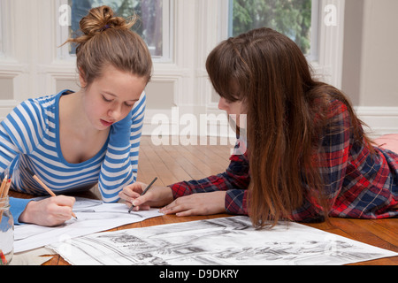 Le ragazze che giace sul piano di immagini di disegno Foto Stock