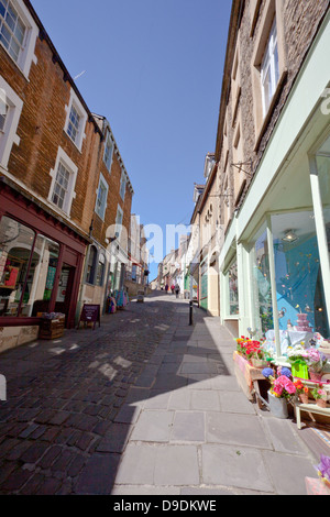 La variegata selezione di negozi indipendenti sulla storica Catherine Hill a Frome, Somerset, Inghilterra, Regno Unito Foto Stock