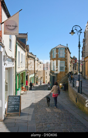 La variegata selezione di negozi indipendenti sulla storica Catherine Hill a Frome, Somerset, Inghilterra, Regno Unito Foto Stock