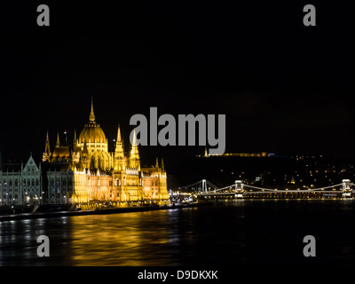 L'edificio del parlamento ungherese visto da Margit hid di notte. Foto Stock