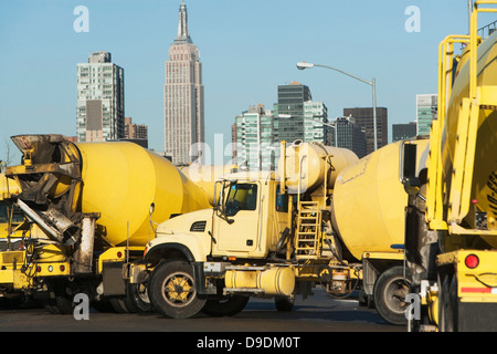 Giallo carrelli di cemento nella città di New York, Stati Uniti d'America Foto Stock