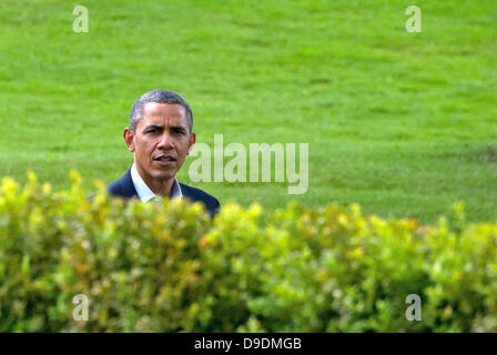 Enniskillen, Irlanda del Nord / Gran Bretagna. Il 18 giugno, 2013. Il Presidente Usa Barack Obama prende una passeggiata durante il vertice del G8 a Enniskillen, Irlanda del Nord / Gran Bretagna, 18 giugno 2013. Il vertice del G8 avviene in un golf hotel a Lough Erne il 17 e 18 giugno 2013. Foto: TIM BRAKEMEIER/dpa/Alamy Live News Foto Stock