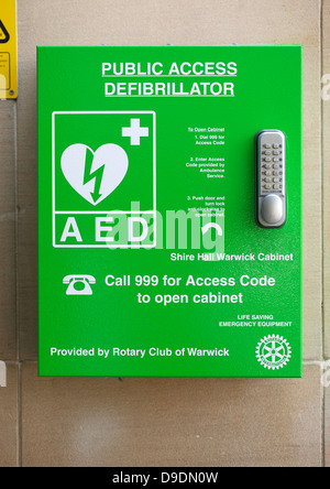 Accesso del pubblico al di fuori del defibrillatore shire hall in Warwick Regno Unito Foto Stock