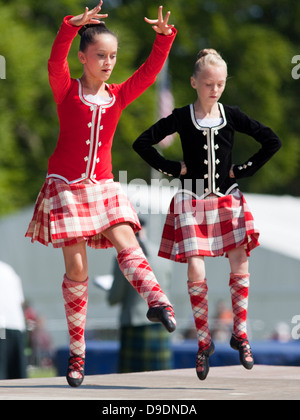 Aberdeen, Scozia - 16 Giugno 2013: ballerini eseguono un altopiano di routine di danza presso la Aberdeen Highland Games. Foto Stock