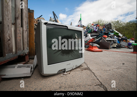 Un mucchio di junked elettrodomestici in attesa di riciclaggio, REGNO UNITO Foto Stock