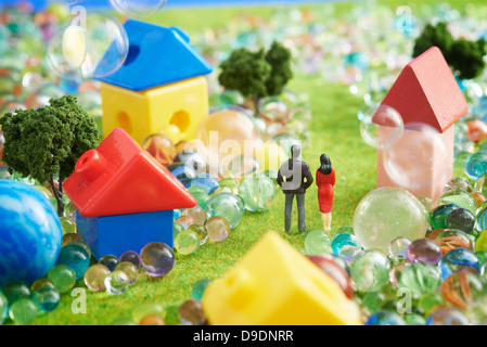 Figurine e case fatte di materia plastica in blocchi con marmi Foto Stock