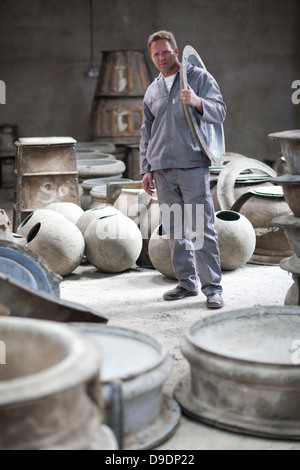 Operaio di fabbrica della ruota portante Foto Stock