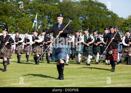 Aberdeen, Scozia - 16 Giugno 2013: ammassato bande di cornamuse marzo sul campo in Highland Games in Hazlehead Park Foto Stock