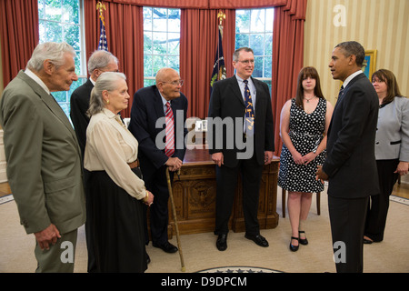 Il presidente Barack Obama parla con sost. John Dingell, D-Mich, insieme con i membri della sua famiglia, all Ufficio Ovale, Giugno 13, 201 Foto Stock