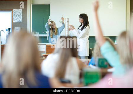 Insegnante di scienze in classe Foto Stock