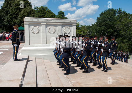 Stati Uniti I soldati dell esercito dal 3° Reggimento di Fanteria "vecchia guardia' partecipare a una ghirlanda di cerimonia di posa presso la tomba del Milite Ignoto in commemorazione dell'esercito la 238th compleanno nel Cimitero Nazionale di Arlington, Giugno 14, 2013. Segretario dell'esercito Giovanni Foto Stock