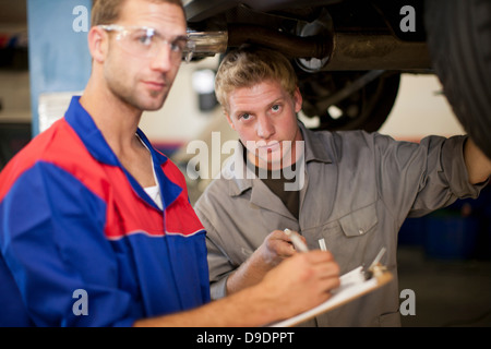 Meccanica auto a discutere e analizzare riparazione auto Foto Stock